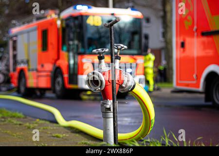 Hanovre, Allemagne. 28 mars 2024. On peut voir une rampe de service d'incendie sur les lieux devant un véhicule d'urgence. Crédit : Moritz Frankenberg/dpa/Alamy Live News Banque D'Images