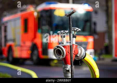 Hanovre, Allemagne. 28 mars 2024. On peut voir une rampe de service d'incendie sur les lieux devant un véhicule d'urgence. Crédit : Moritz Frankenberg/dpa/Alamy Live News Banque D'Images