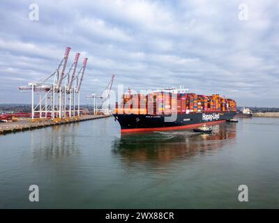 Le porte-conteneurs Ultra large Berlin Express (Hapag-Lloyd) arrivant au port de Southampton. Banque D'Images