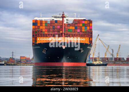 Le porte-conteneurs Ultra large Berlin Express (Hapag-Lloyd) arrivant au port de Southampton. Banque D'Images