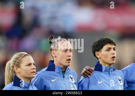 Sevilla, Espagne. 28 février 2024. Séville, Espagne, 28 février 2024 : Eugénie le Sommer (9 France), la gardienne Pauline Peyraud-Magnin (16 France) et Elisa de Almeida (5 France) lors de l'hymne national avant le match de finale 2024 de l'UEFA Womens Nations League entre l'Espagne et la France à l'Estadio Olimpico de Sevilla à Séville, Espagne. (Daniela Porcelli/SPP) crédit : SPP Sport Press photo. /Alamy Live News Banque D'Images