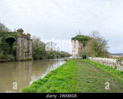 Mars 2024 - Pont ferroviaire de Severn, Purton, cimetière de navires dans le Gloucestershire, Angleterre, Royaume-Uni. Banque D'Images
