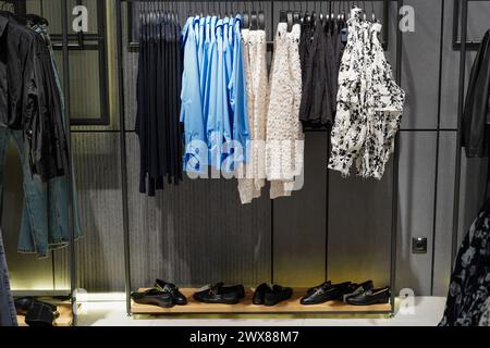 Vêtements et chaussures pour femmes dans un magasin de détail. Concept de mode et de shopping Banque D'Images