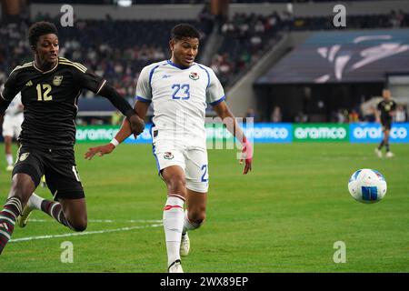 Arlington, États-Unis. 24 mars 2024. 24 mars 2024, Frisco, Texas : Ivan Anderson #23 du Panama et Demarai Gray #12 de la Jamaïque se battent pour le ballon lors de la troisième place du match de la Ligue des Nations CONCACAF entre la Jamaïque et le Panama au Toyota Stadium. La Jamaïque a gagné 1-0. Le 24 mars 2024, Frisco, Texas. (Photo de Javier Vicencio/Eyepix Group/SIPA USA) crédit : SIPA USA/Alamy Live News Banque D'Images