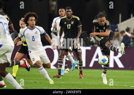 Arlington, États-Unis. 24 mars 2024. 24 mars 2024, Frisco, Texas : Bobby Decordova-Reid #10 de Jamaïque frappe le ballon lors de la 3e place du match de la Ligue des Nations CONCACAF entre la Jamaïque et le Panama au Toyota Stadium. La Jamaïque a gagné 1-0. Le 24 mars 2024, Frisco, Texas. (Photo de Javier Vicencio/Eyepix Group/SIPA USA) crédit : SIPA USA/Alamy Live News Banque D'Images