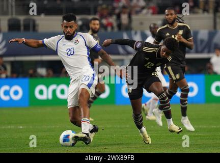 Arlington, États-Unis. 24 mars 2024. 24 mars 2024, Frisco, Texas : Anibal Godoy #20 du Panama défend contre Demarai Gray #12 de la Jamaïque lors de la 3ème place CONCACAF Nations League match entre la Jamaïque et le Panama au Toyota Stadium. La Jamaïque a gagné 1-0. Le 24 mars 2024, Frisco, Texas. (Photo de Javier Vicencio/Eyepix Group/SIPA USA) crédit : SIPA USA/Alamy Live News Banque D'Images