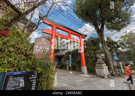 Uji, JAPON - 4 décembre 2021 : porte Torii du sanctuaire Uji (Uji Jinja). Le sanctuaire Uji est un sanctuaire shinto adjacent au sanctuaire Ujigami Banque D'Images