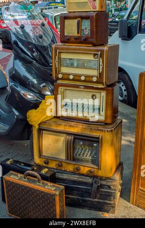 Paris, France, objets anciens dans la rue, vieilles radios vintage, en exposition dans le marché aux puces, (PS-48316) Banque D'Images