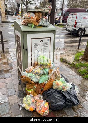 Paris, France, poubelle de recyclage des déchets alimentaires dans la rue, sacs en plastique surchargés, « déchets municipaux » Banque D'Images