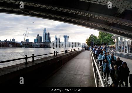 La queue 14-19 septembre 2022 une file d'attente de deuil attendait pour passer devant le cercueil d'Elizabeth II alors qu'elle était couchée dans l'état au Westminster Hall à Londres Banque D'Images