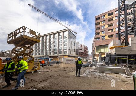 Hambourg, Allemagne. 27 mars 2024. Vue sur le chantier de construction de Überseeplatz dans le Westfield Hamburg-Überseequartier, dont l'ouverture par étapes est prévue à partir du 25 avril 2024. Crédit : Markus Scholz/dpa/Alamy Live News Banque D'Images