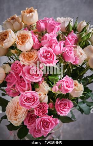 Beau bouquet de roses roses roses et blanches, gros plan Banque D'Images