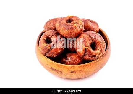 Gros plan de Kuih Keria beignet de patate douce malaisienne dans une plaque de bois sur fond blanc Banque D'Images