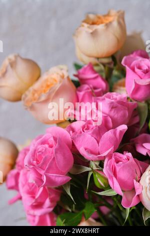 Bouquet de roses roses et blanches sur fond clair Banque D'Images