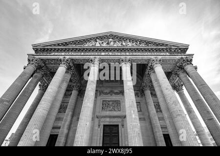 La grande colonnade et fronton du Panthéon à Paris contre un ciel dégagé. Paris, France. Image en noir et blanc. Banque D'Images