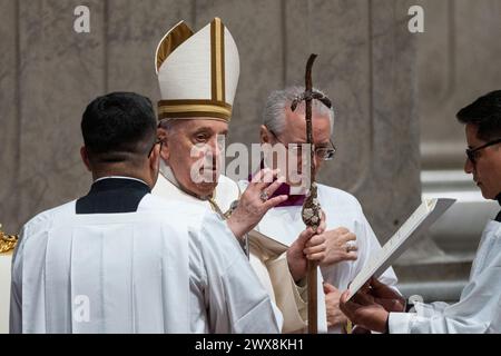 Vatican, Vatican. 28 mars 2024. Le pape François livre sa bénédiction lors de la messe Chrism à préparé Basilique Pierre. (Photo de Stefano Costantino/SOPA images/Sipa USA) crédit : Sipa USA/Alamy Live News Banque D'Images