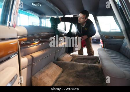 Le vendeur Tyler Leighty essuie le verre de patition dans une limousine présidentielle Imperial Crown 1964 dans la salle d'exposition pour la première fois à la galerie de voitures classiques Daniel Schmitt & Co à Bridgeton, MO, le jeudi 28 mars 2024. La Chrysler récemment achetée a été utilisée par Jacquelin Kennedy de novembre 1963 à fin 1964 puis utilisée par le président Lyndon B. Johnson tout au long de son administration. La limousine présidentielle par Ghia est l'une des 10 seules produites en 1964, construites par Chrysler puis envoyées en Italie pour l'assemblage final. La voiture devrait rapporter 300 000 $. Photo de Bill Greenblatt/UPI Banque D'Images