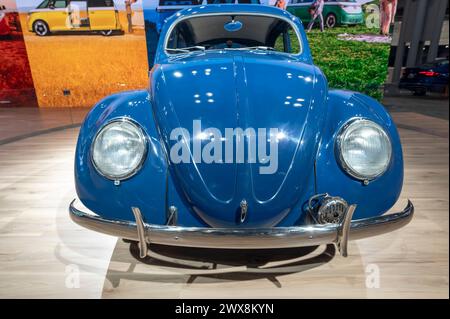 New York, New York, États-Unis. 27 mars 2024. (NOUVEAU) le salon international de l'auto de New York 2024. 27 mars 2024, New York, New York, États-Unis : une Volkswagen Beetle à fenêtre divisée 1949 vue lors de l'avant-première du salon international de l'auto au Jacob Javits Convention Center le 27 mars 2024 à New York. (Crédit : M10s/TheNews2) (Foto : M10s/Thenews2/Zumapress) (crédit image : © Ron Adar/TheNEWS2 via ZUMA Press Wire) USAGE ÉDITORIAL SEULEMENT! Non destiné à UN USAGE commercial ! Banque D'Images