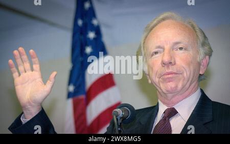 Joe Lieberman (1942-2024), Joseph Isadore Lieberman, ancien sénateur américain, candidat démocrate à la vice-présidence avec Al Gore aux élections américaines de 2000 et candidat à la présidence de 2004, primaire démocrate. Lieberman est montré le 20 novembre 2003, lors d'un discours de campagne présidentielle au Silicon Valley Commonwealth Club à Palo Alto, Californie. Lieberman a servi six mandats en tant que sénateur des États-Unis (1988-2013) de l'État américain du Connecticut. Il a également été le premier candidat juif sur un billet d'élection de parti américain majeur. Banque D'Images