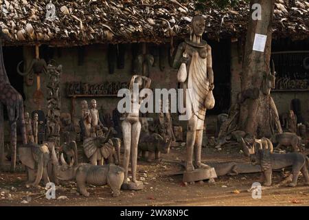 Arusha, Tanzanie, Afrique. 03 février 2022.la vie dans un village africain. Concept de voyage africain.scène d'un marché africain local figures en bois affichées Banque D'Images