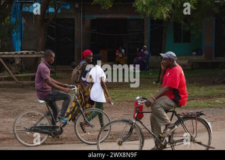 Arusha, Tanzanie, Afrique. 04 février 2022.la vie dans un village africain. Concept de voyage africain.scène d'une vie africaine locale. Banque D'Images