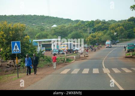 Arusha, Tanzanie, Afrique. 03 février 2022.la vie dans un village africain. Concept de voyage africain.scène d'une vie africaine locale. grande route large entre le Banque D'Images