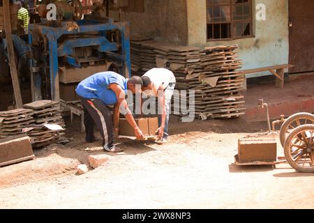 Arusha, Tanzanie, Afrique. 01 février 2022.la vie dans un village africain. Concept de voyage africain.scène d'une usine de briques locale Banque D'Images