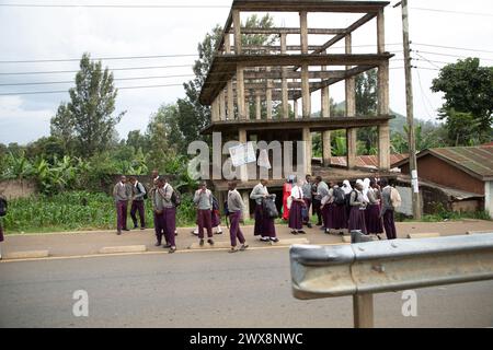 Arusha, Tanzanie, Afrique. 01 février 2022.la vie dans un village africain. Concept de voyage africain.scène. Les enfants africains en uniforme scolaire se tiennent près du Banque D'Images