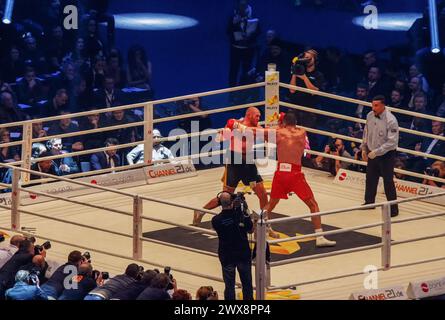28 novembre 2015 Dusseldorf, GER British Boxer Tyson Fury Begin Attack Klitschko Miss. Banque D'Images