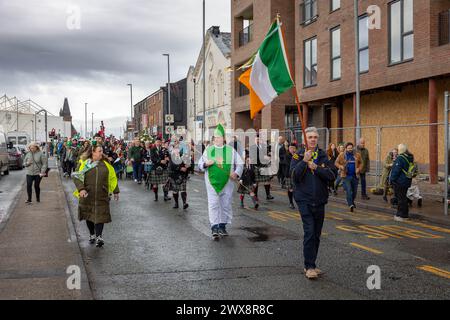 Warrington St Patrick's Day Parade 2024 passes marchant le long d'une route fermée Banque D'Images