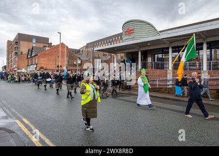 Le défilé de la St Patrick de Warrington 2024 passe par la gare centrale Banque D'Images