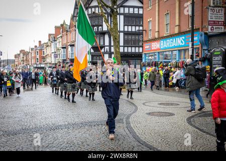 Warrington St Patrick's Day Parade 2024 promenades le long de Bridge Street dans le centre-ville Banque D'Images