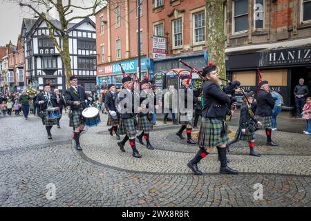 Warrington St Patrick's Day Parade 2024 promenades le long de Bridge Street dans le centre-ville Banque D'Images