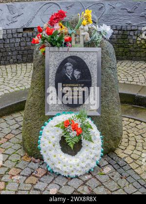 La parade de la Saint-Patrick dépose une couronne sur la plaque en souvenir des deux garçons tués dans l'attentat de Warrington par l'IRA en 1993 Banque D'Images