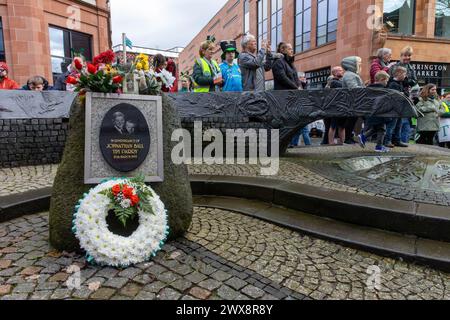 La parade de la Saint-Patrick dépose une couronne sur la plaque en souvenir des deux garçons tués dans l'attentat de Warrington par l'IRA en 1993 Banque D'Images