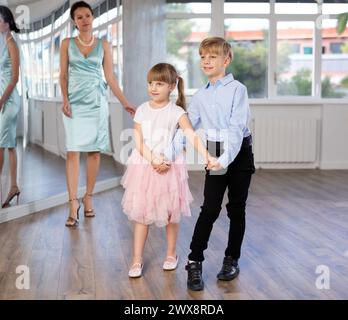 Preteen garçon et fille répétant polka dans un studio de chorégraphie Banque D'Images