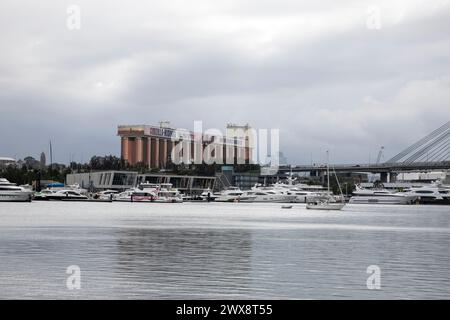 Sydney, Australie, Glebe Island silo panneau publicitaire 2024 Godzilla Kong le film New Empire, et Sydney super yacht marina, Australie Banque D'Images