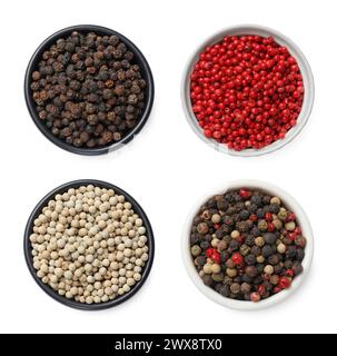 Épices aromatiques. Différents types de grains de poivre dans des bols isolés sur blanc, vue de dessus Banque D'Images