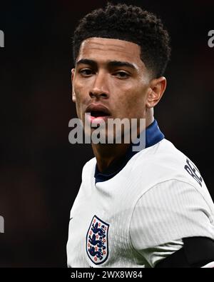 LONDRES, ANGLETERRE - 23 MARS : Jude Bellingham, de l'Angleterre, a pris la tête lors du match amical international entre l'Angleterre et le Brésil au stade de Wembley Banque D'Images