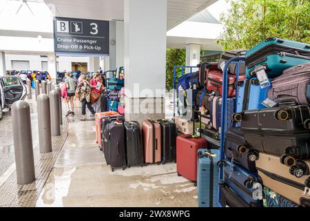 Miami Florida, PortMiami Port de Miami, Norwegian Cruise Line terminal B, 7 jours Caraïbes, zone de ramassage des passagers, bagages chariots à valises Banque D'Images