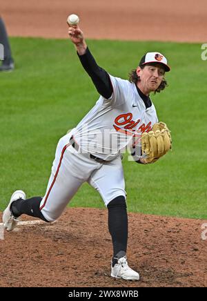 Baltimore, États-Unis. 28 mars 2024. Le lanceur de secours des Orioles de Baltimore Mike Baumann (53) livre aux Angels de Los Angeles lors de la septième manche de la saison à domicile à Camden Yards à Baltimore, Maryland, le jeudi 28 mars 2024. Photo de David Tulis/UPI crédit : UPI/Alamy Live News Banque D'Images