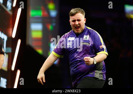 SSE Arena, Belfast, Irlande du Nord. 28 mars 2024. 2024 PDC premier League Darts Belfast Night 9 ; Luke Littler célèbre sa victoire sur Michael van Gerwen en demi-finale Credit : action plus Sports/Alamy Live News Banque D'Images