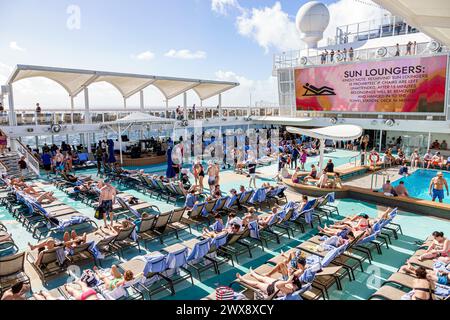 Miami Floride, PortMiami Port de Miami, à bord intérieur, navire Norwegian Joy Cruise Line, 7 jours Caraïbes, piscine, parc aquatique, salon de terrasse c Banque D'Images