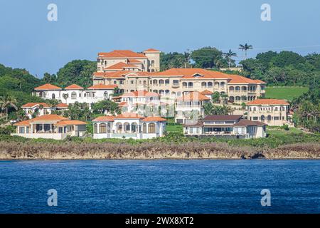 Port Roatan Honduras, îles Coxen Hole Bay, West Bay, Keyhole Bay, Flowers Bay, Norwegian Joy Cruise Line navire, itinéraire de 7 jours de la mer des Caraïbes, hom de vacances Banque D'Images