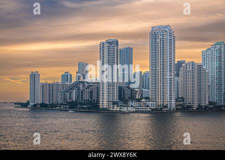 Miami, Floride, États-Unis - 29 juillet 2023 : immeubles de grande hauteur sur l'île de Brickell Key au soir 19:41. La statue Centinel entre Tequesta pointe sur le s. Banque D'Images