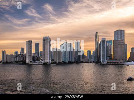 Miami, Floride, États-Unis - 29 juillet 2023 : immeubles de grande hauteur sur l'île de Brickell Key et sur le continent au soir 19:42. La statue Centinel entre Tequesta po Banque D'Images