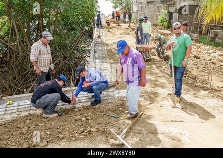 Port Roatan Honduras, Coxen Hole, Bay Islands, main Street, rénovation de la rue de la route sous le nouveau chantier de construction, homme hommes masculins, adultes adultes adultes, travailleurs re Banque D'Images