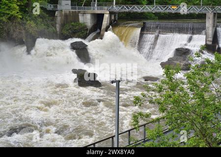 SHERBROOKE, QUÉBEC, CANADA - 6 MAI 2022 - rivière Magog barrage de la centrale hydroélectrique Sherbrooke Abenakis. L'eau descend la rivière au printemps Banque D'Images