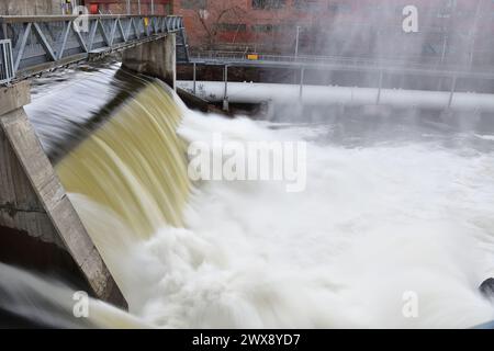 Rivière Magog Sherbrooke barrage Abénakis centre-ville eau précipitée et effet d'exposition prolongée. Banque D'Images