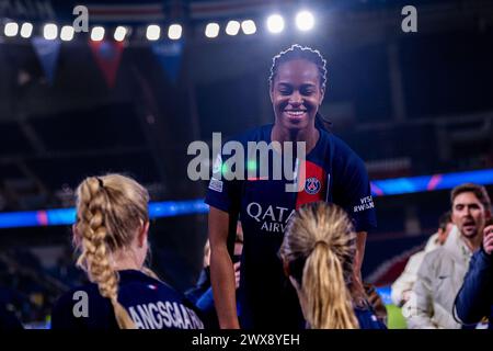 Paris, France. 28 mars 2024. Paris, France Marie-Antoinette Katoto (9 PSG) célèbre avec son fan le match de l'UEFA Womens Champions League entre le Paris Saint-Germain et le BK Hacken au Parc des Princes à Paris. (Pauline FIGUET/SPP) crédit : SPP Sport Press photo. /Alamy Live News Banque D'Images